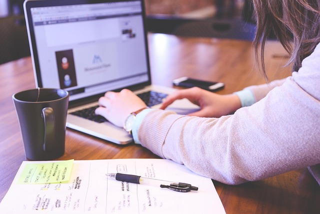 Style bureau femme : conseils et inspirations pour un look professionnel en 2025