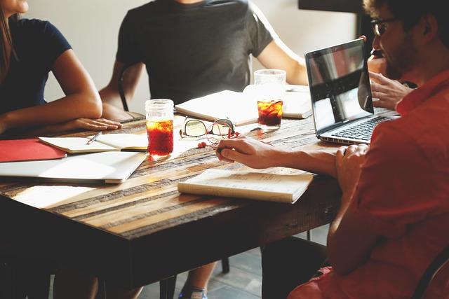 Courses en ligne comparatif 2025 : le guide complet pour faire le bon choix cette année