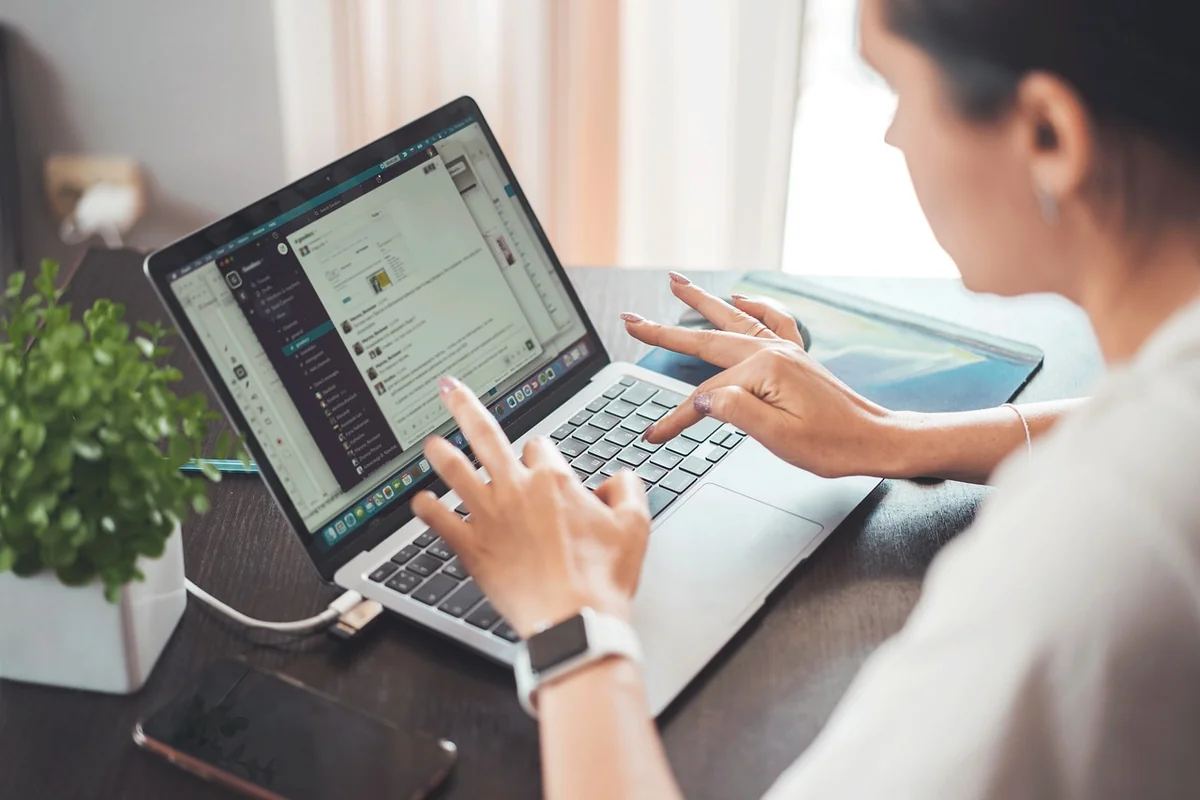 Style bureau femme : tendances et conseils pour s’habiller élégamment au travail en 2025